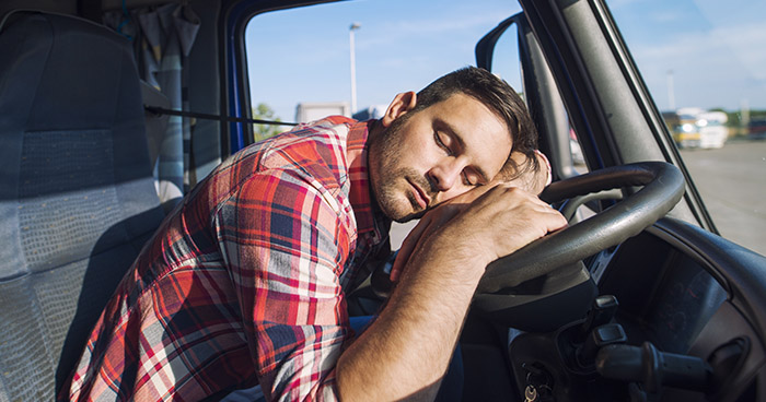 muž spí za volantom