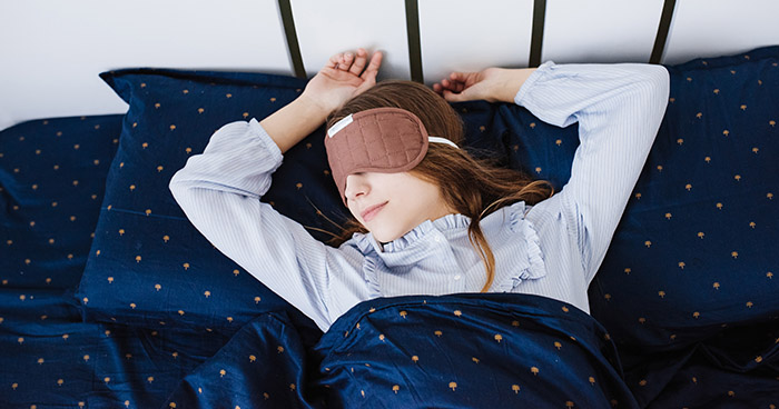 Prečo je spánok na chrbte prospešný + 6 tipov, ako si ho môžete natrénovať