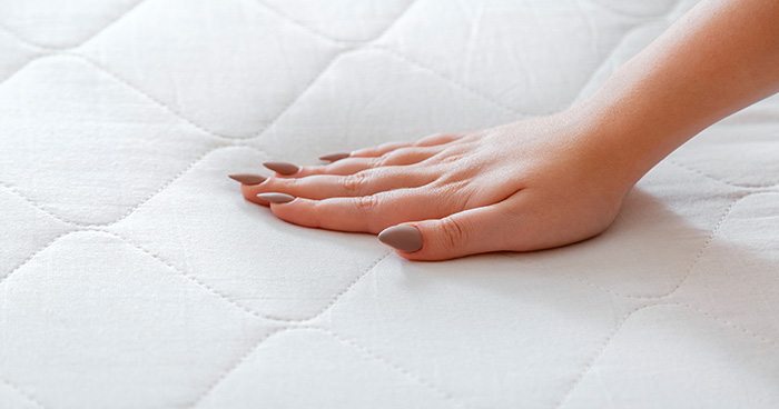 ruka na matraci
